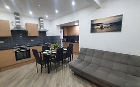 Highfield House - Ensuite, Parking, Wifi, Smart Tv, Self Catering - Serving Contractors, Tourists, Santa Pod & Silverstone!!!